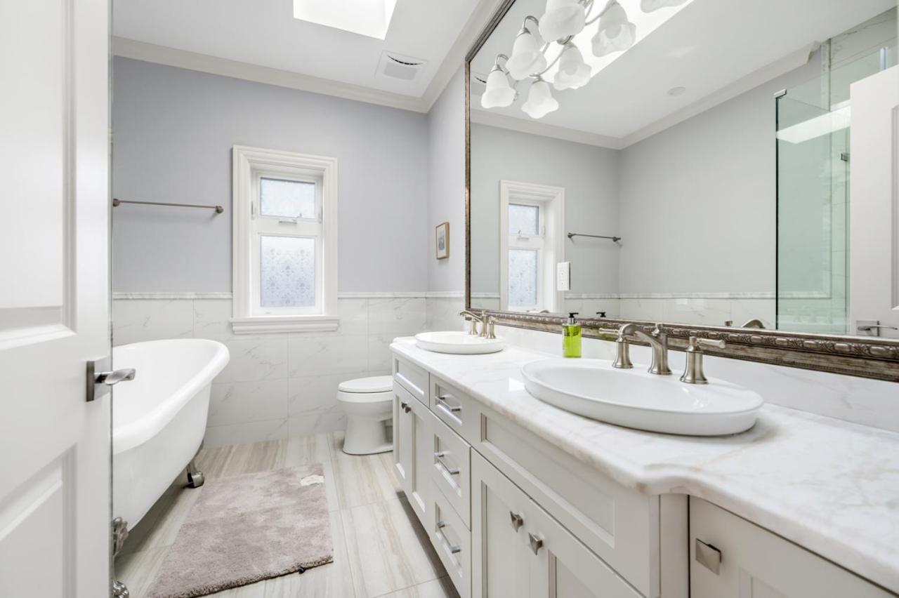 Vancouver Haven: Luxurious Private Bedroom Near Attractions Bagian luar foto
