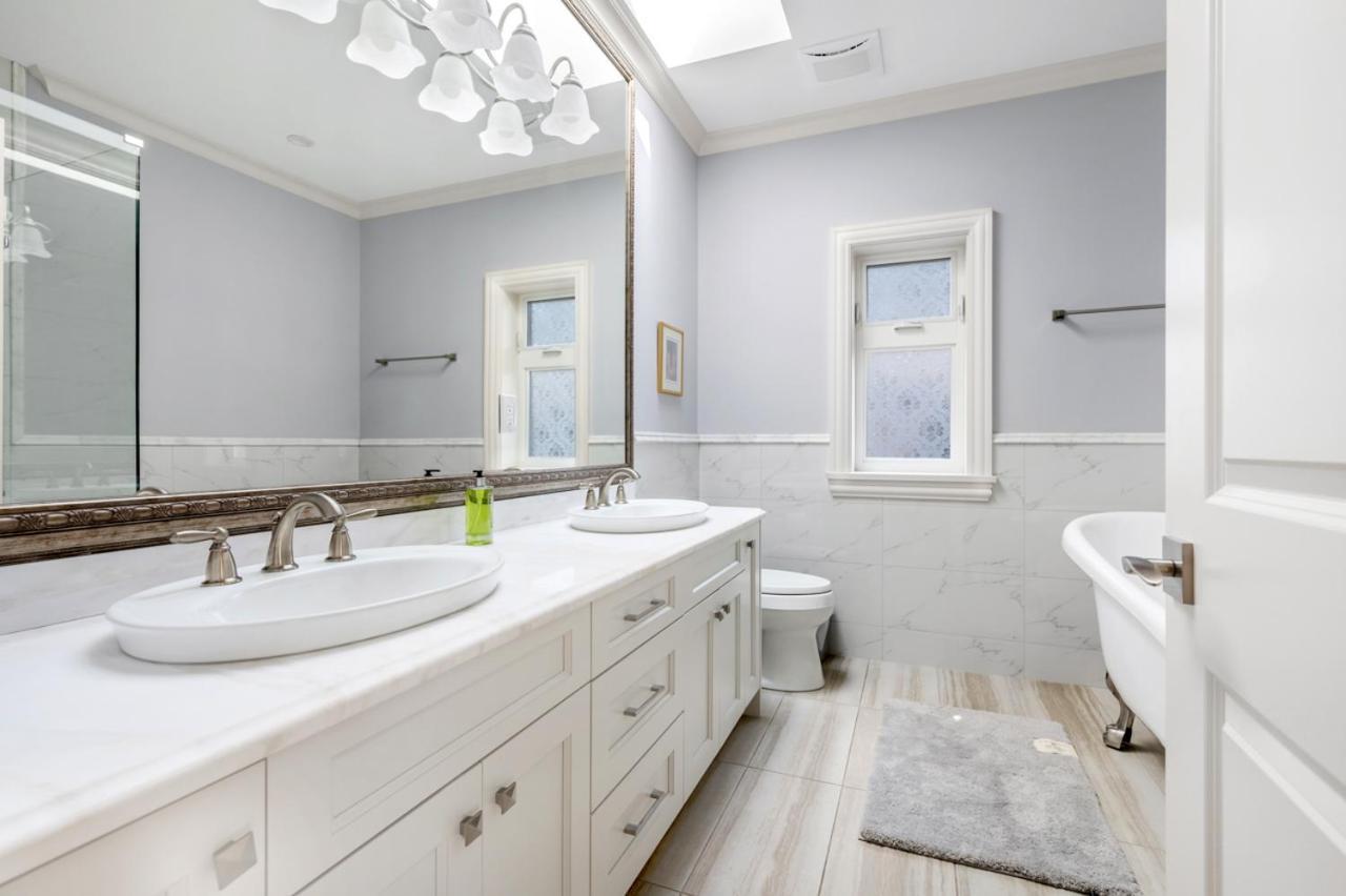 Vancouver Haven: Luxurious Private Bedroom Near Attractions Bagian luar foto